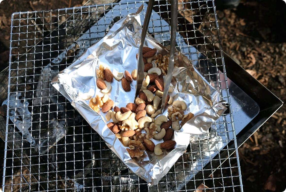 ナッツを軽く炭火であぶる