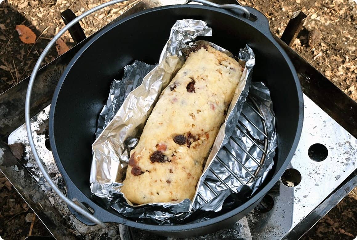 ダッチオーブンに生地を置く