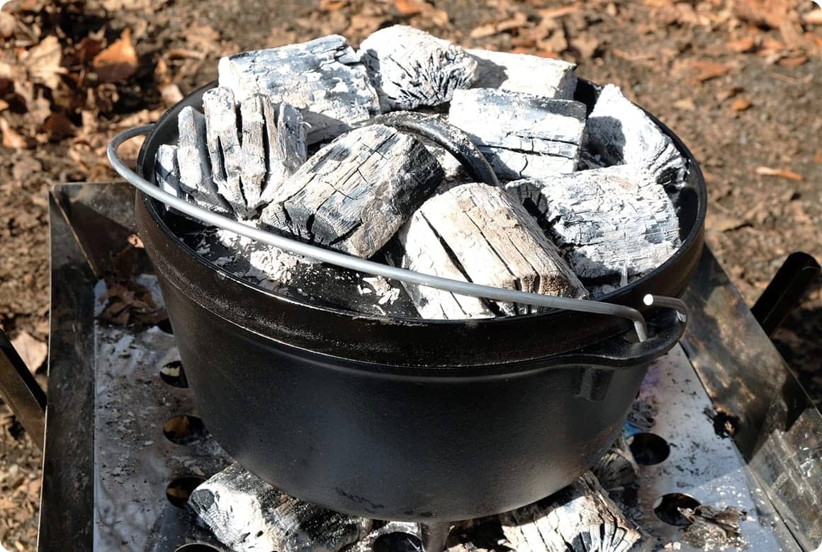 ダッチオーブンの上下に木炭を置く