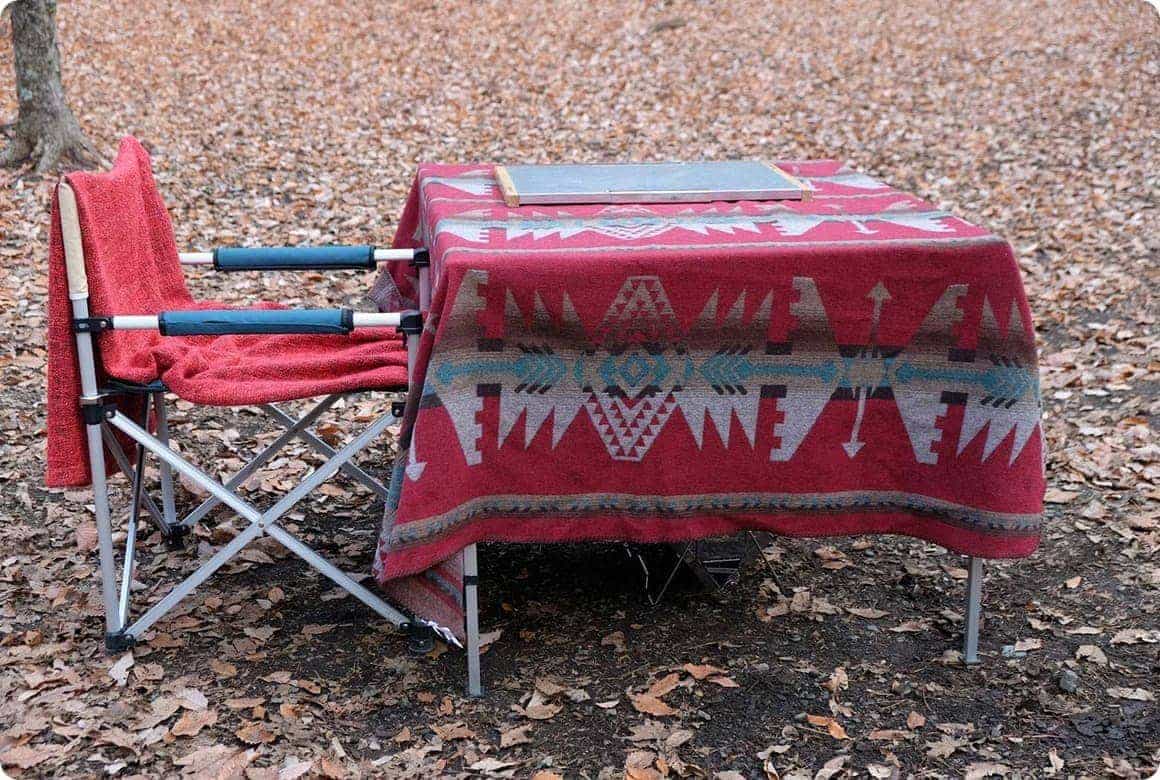 テーブルにブランケットや寝袋をかける