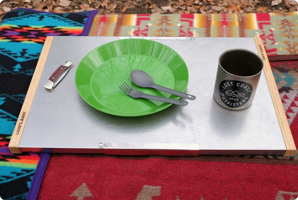 ブランケットの上に別のテーブルの天板や大きめのカッティングボードなどを置く