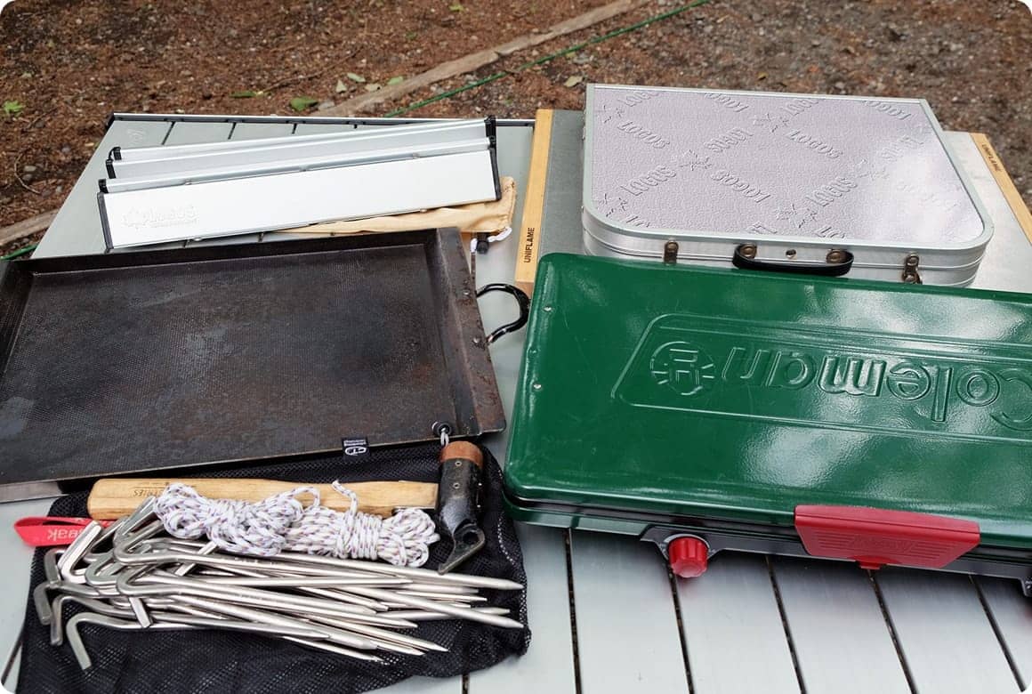 焚き火用鉄板、ジャグやクーラーボックスを置くミニテーブル、バーナー