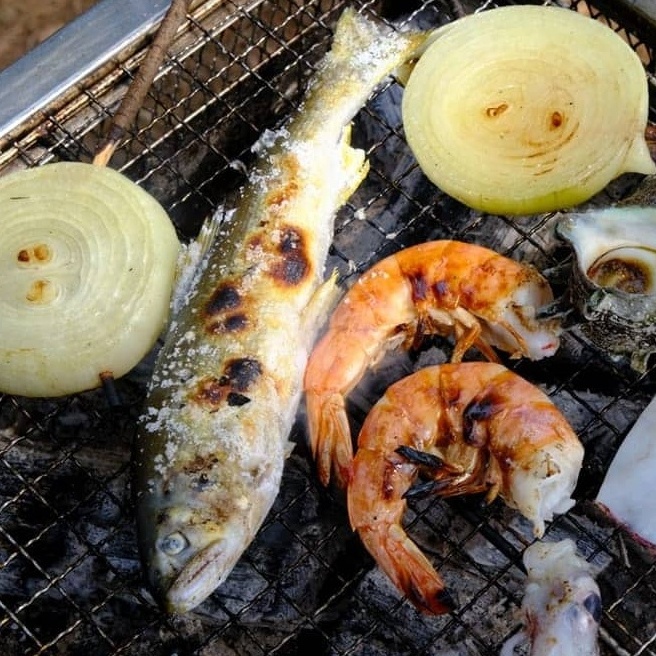 現地調達で楽しむ！魚介バーベキューの基本テクニック