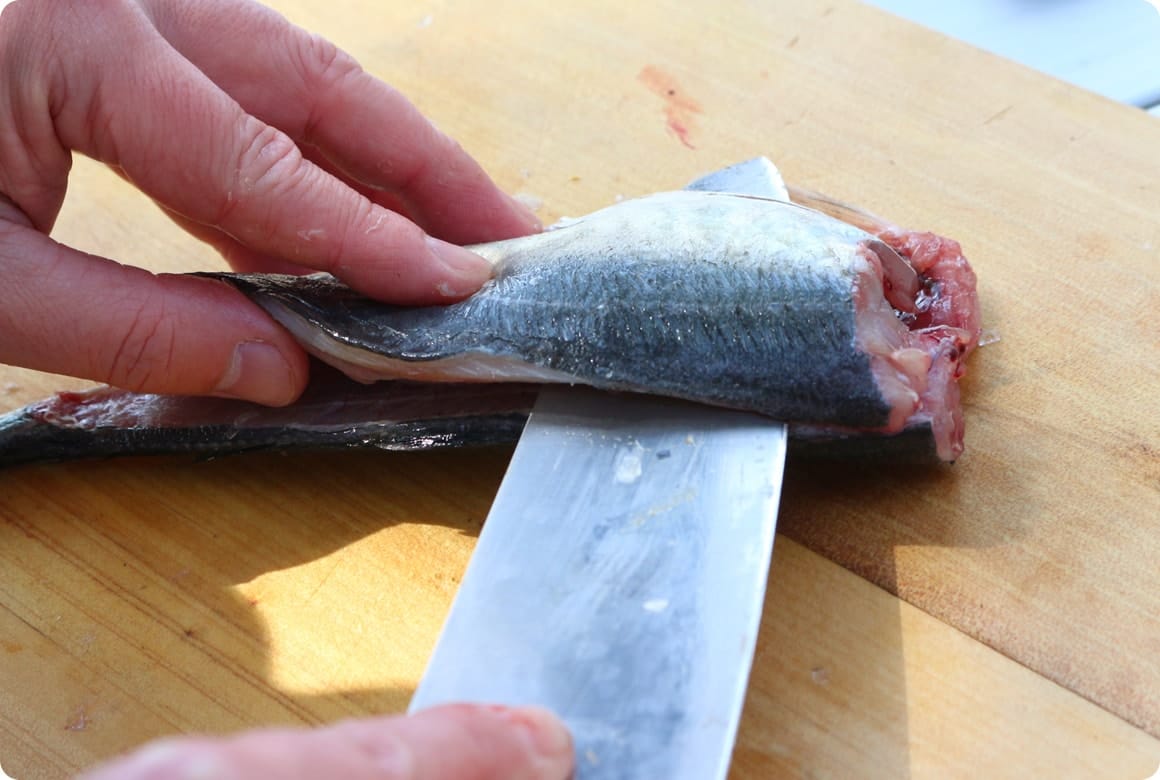 背骨に包丁を沿わせて切り分けます。この状態で二枚おろしです。