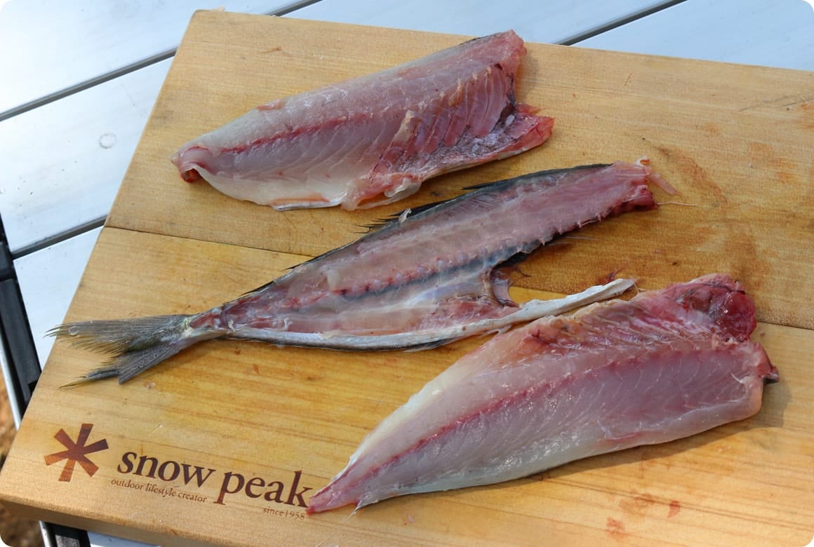 三枚おろし完成です。塩をサッとふって数分おき、流水で流せば臭みも消えます。