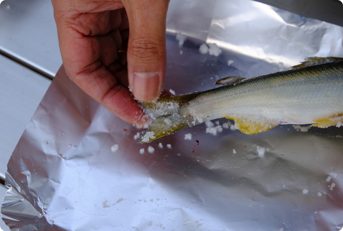  井桁型 横からまるごと炭火で焼く場合は、ヒレに塩をたっぷりまぶして焼け落ちないようにしておきます。表面への塩はパラパラとムラなく振りましょう。