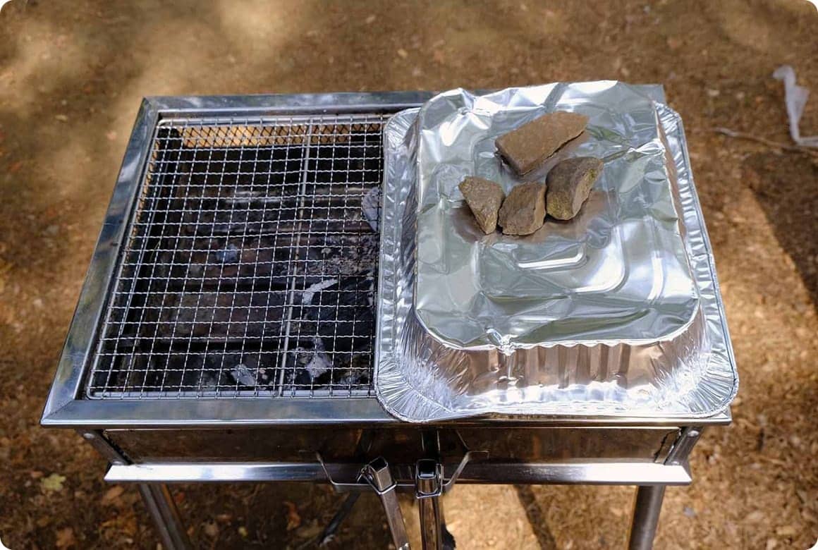網にバーベキューグリルの専用蓋や、厚手のアルミプレートを載せる