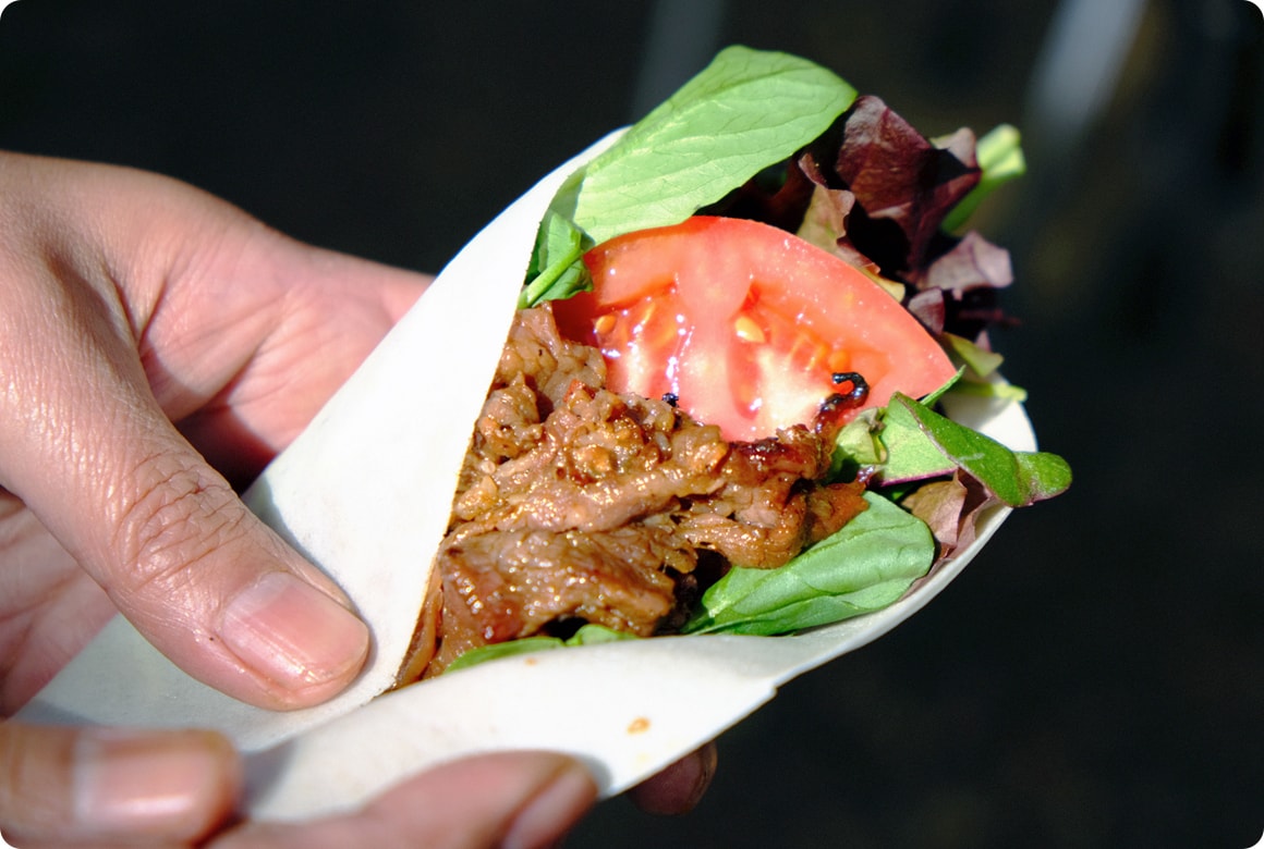 香味野菜は漬け込むだけでなく、パンやラップサンド用の皮にのせ、肉とともに巻いて食べてもよし。野菜をたっぷり食べられるというメリットもあります。