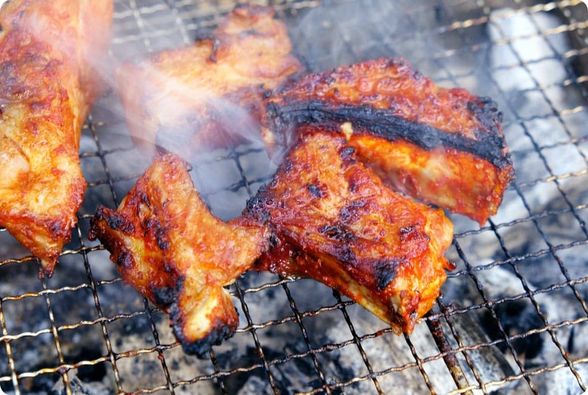 スペアリブは表面がパリッと焼けたら、骨を下にします。そのままアルミプレートなどで蓋をして芯まで火を通せば、肉が丸焦げにはなりません。