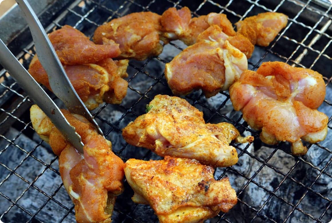 鶏肉は皮から焼きはじめるとパリッと焼き上がります。