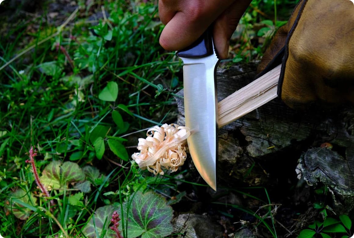 細めの薪で焚き付け 「フェザースティック」の作り方