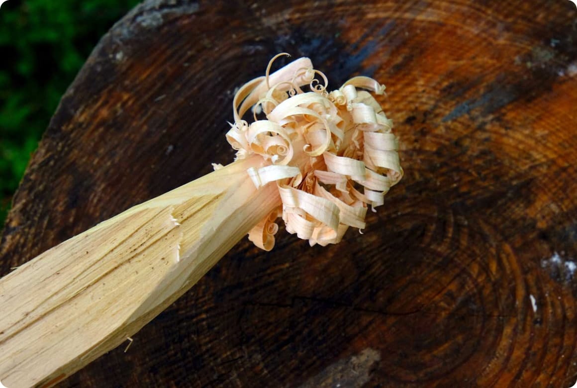 木の角に刃を当てて削っていく