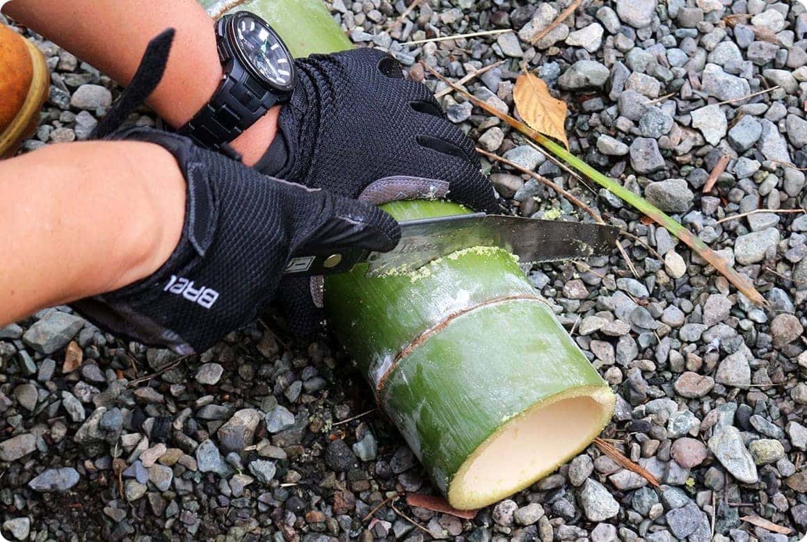 ふたつの節を残した状態に竹をカット