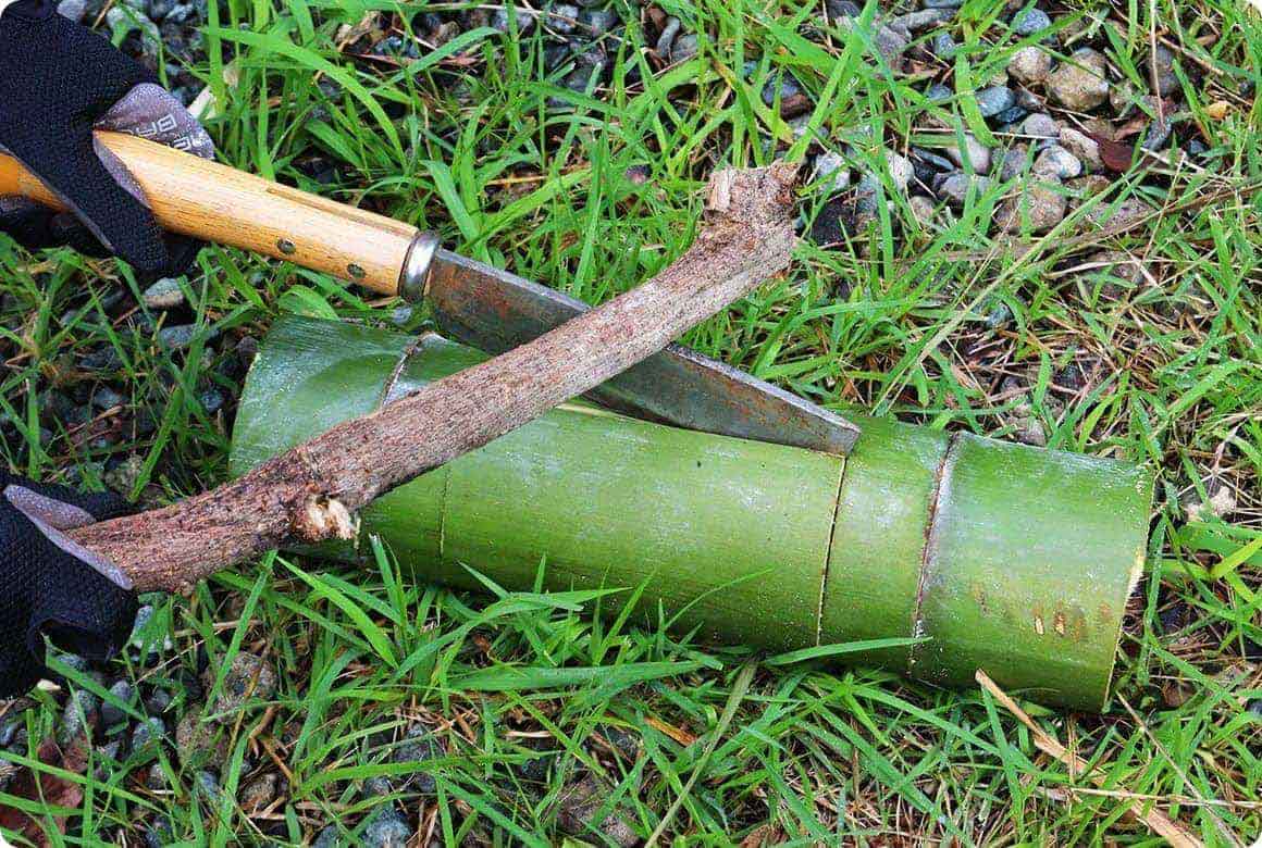 れ込みの端にナタの刃を当て、ナタの背を棒でたたく