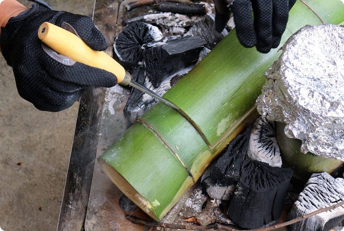 横置きも縦置きも、熱がムラなく回るよう炭で囲み、沸騰するまで待ちます