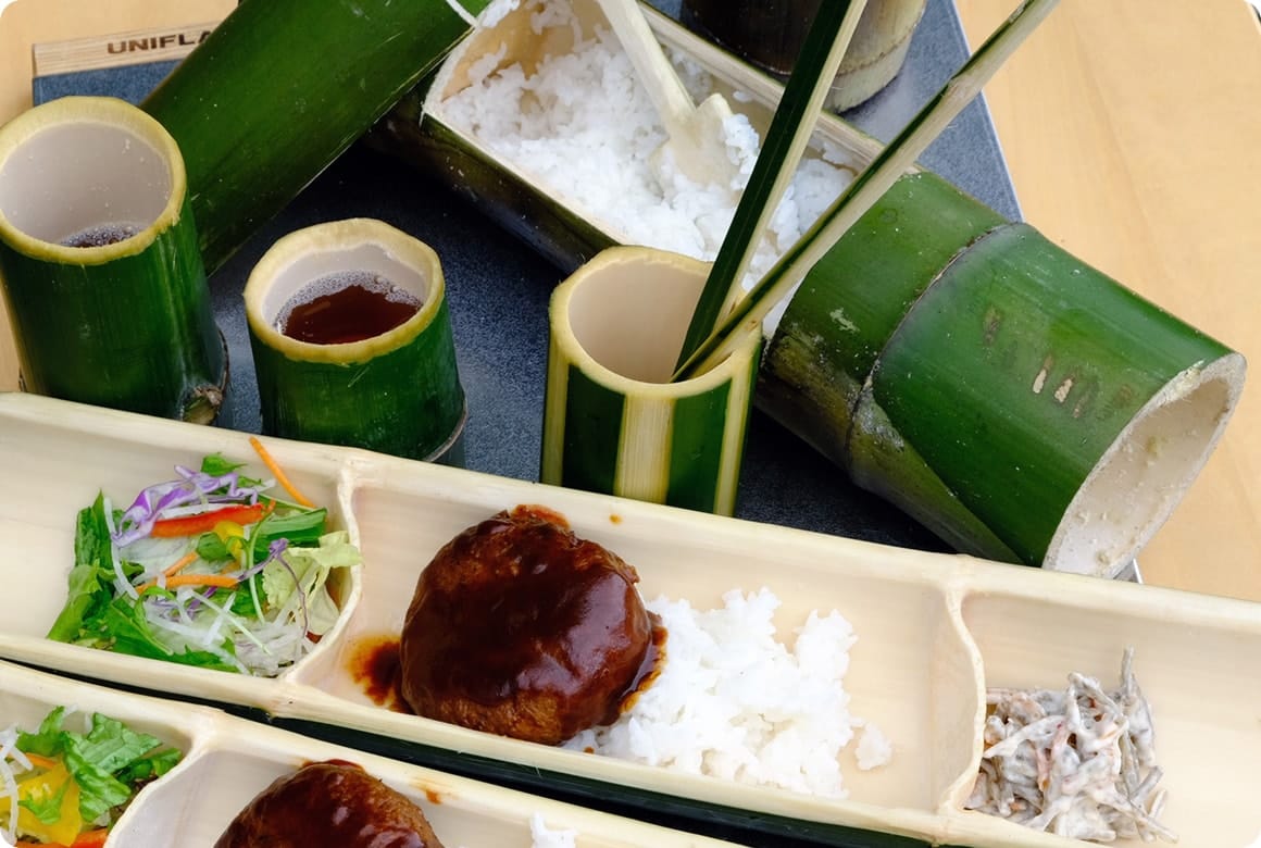 竹に盛り付けられた料理