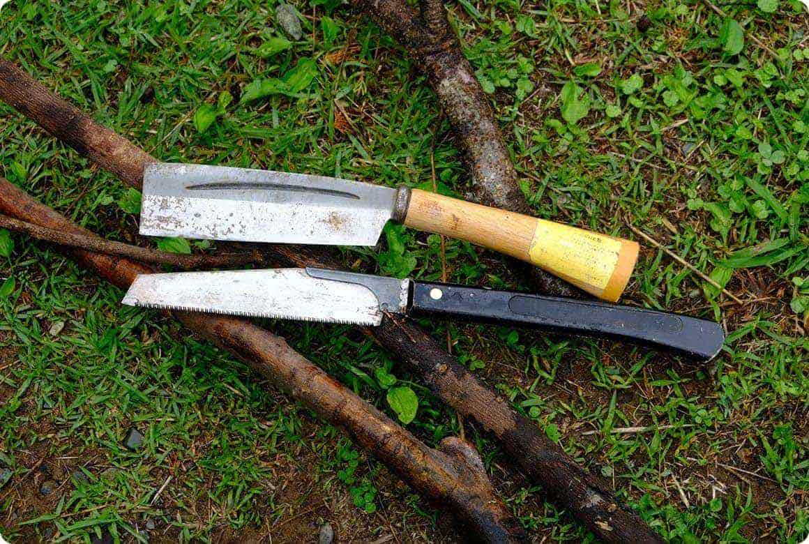 必要な道具は、ナタとノコギリ