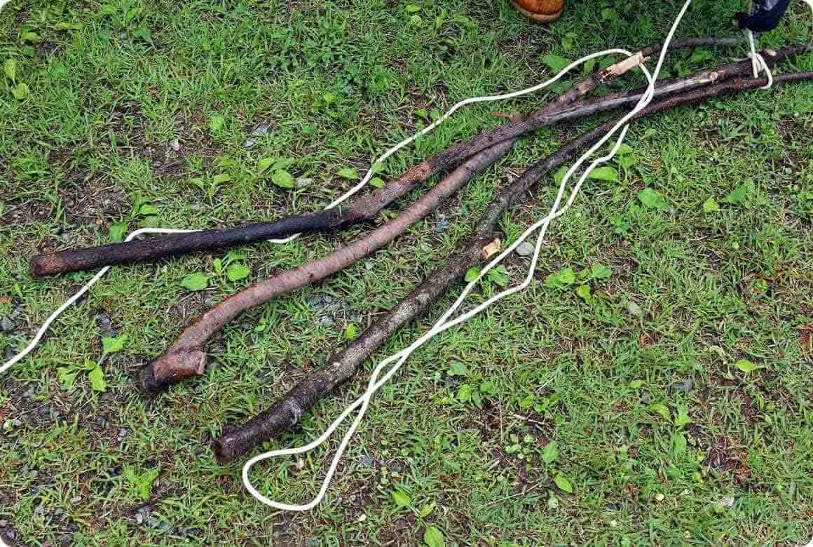 ロープで木を結んでいきます。