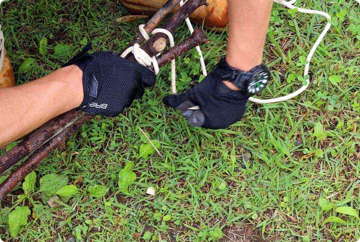 たるみが生まれないよう、きつく引っ張りながら作業