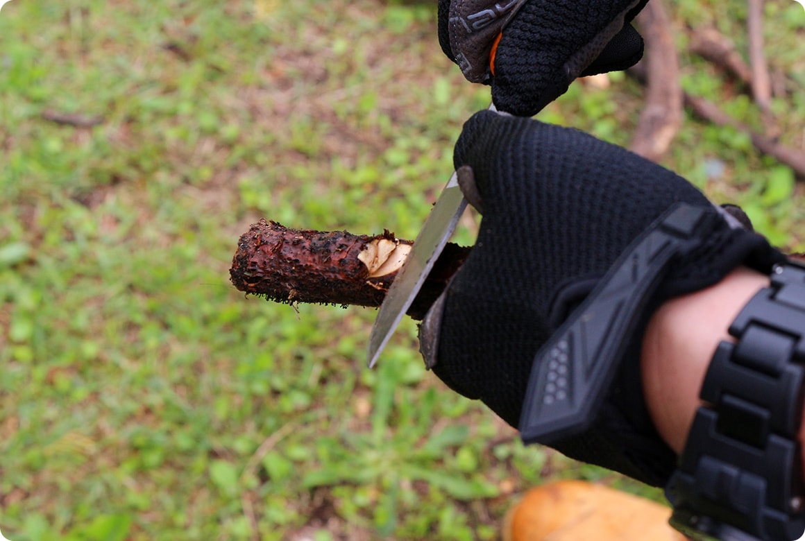 鍋が落ちないよう角度をつけて削るのがポイント