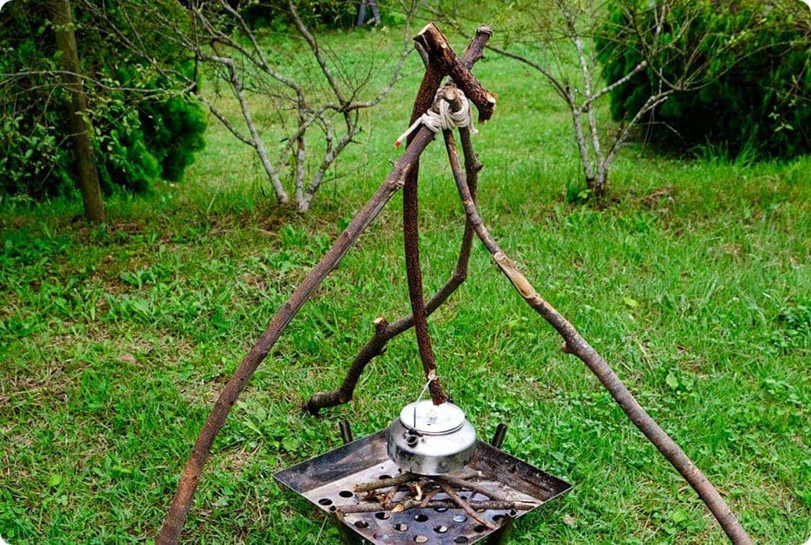 二股部分をトライポッドに引っかけ、刻みを入れたところに鍋を吊る