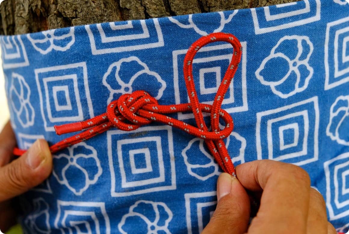 留めたい場所でロープを二つ折りにし、最初に作った輪に通します