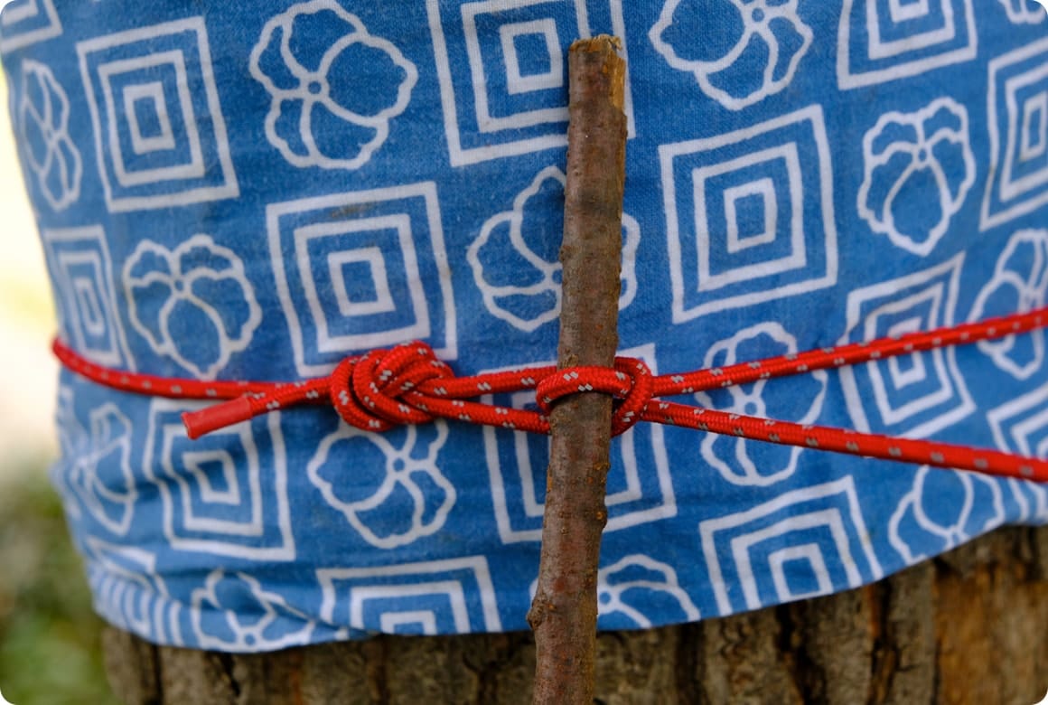 小枝などを二つ折り部分に差し込む