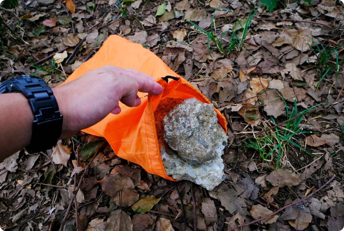 レジ袋や収納袋に重石を詰めてペグがわりに