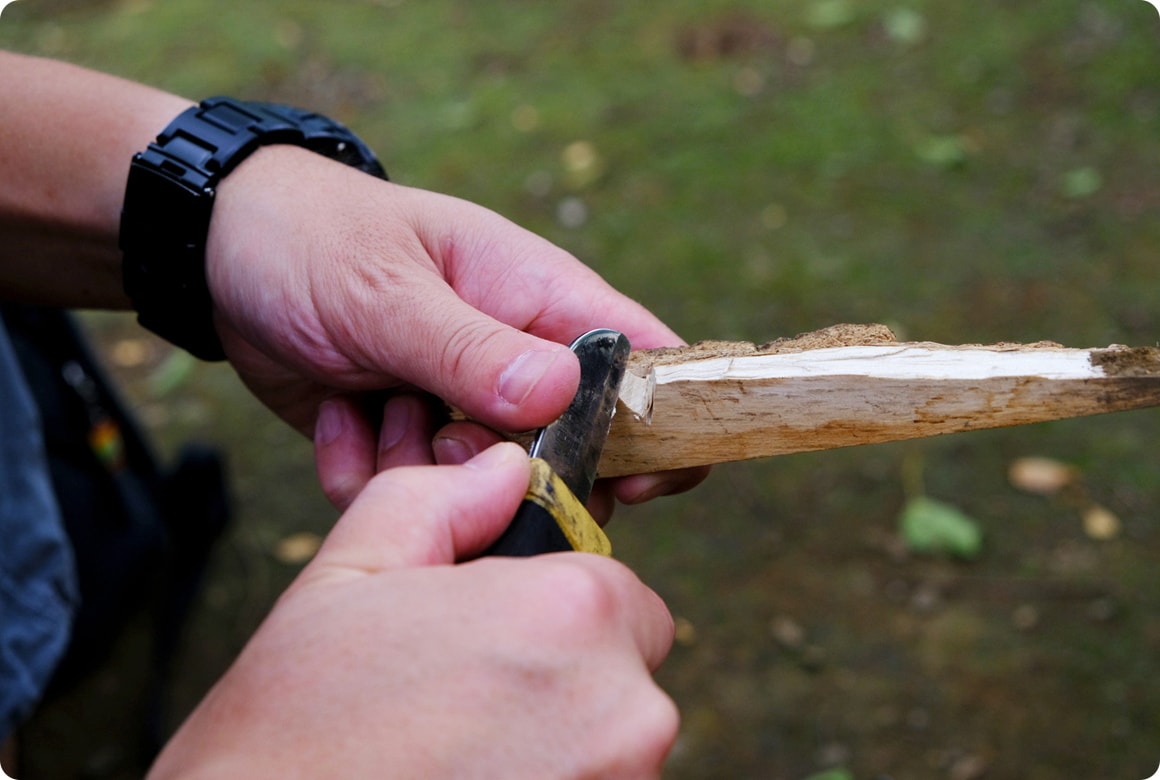 ロープが止まるよう溝を削ります