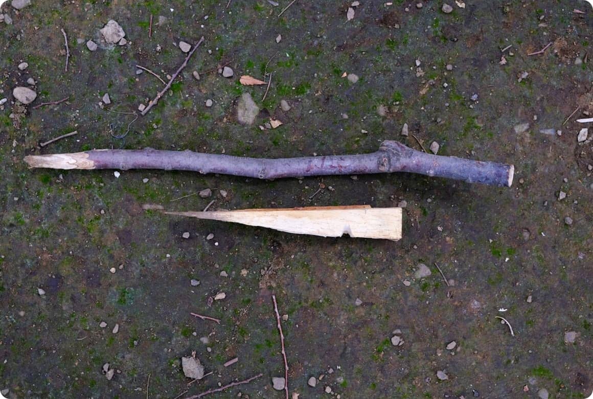 小枝ペグの先端を斜めに削る