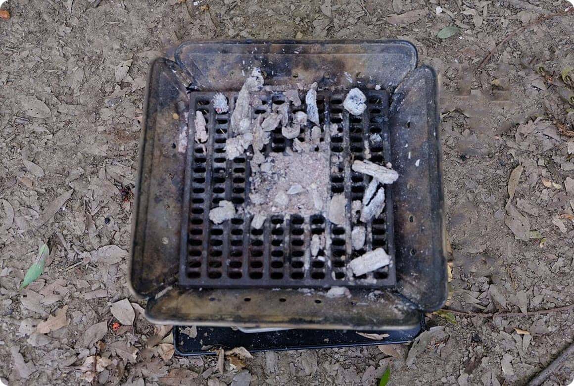 薪を散らして灰にする