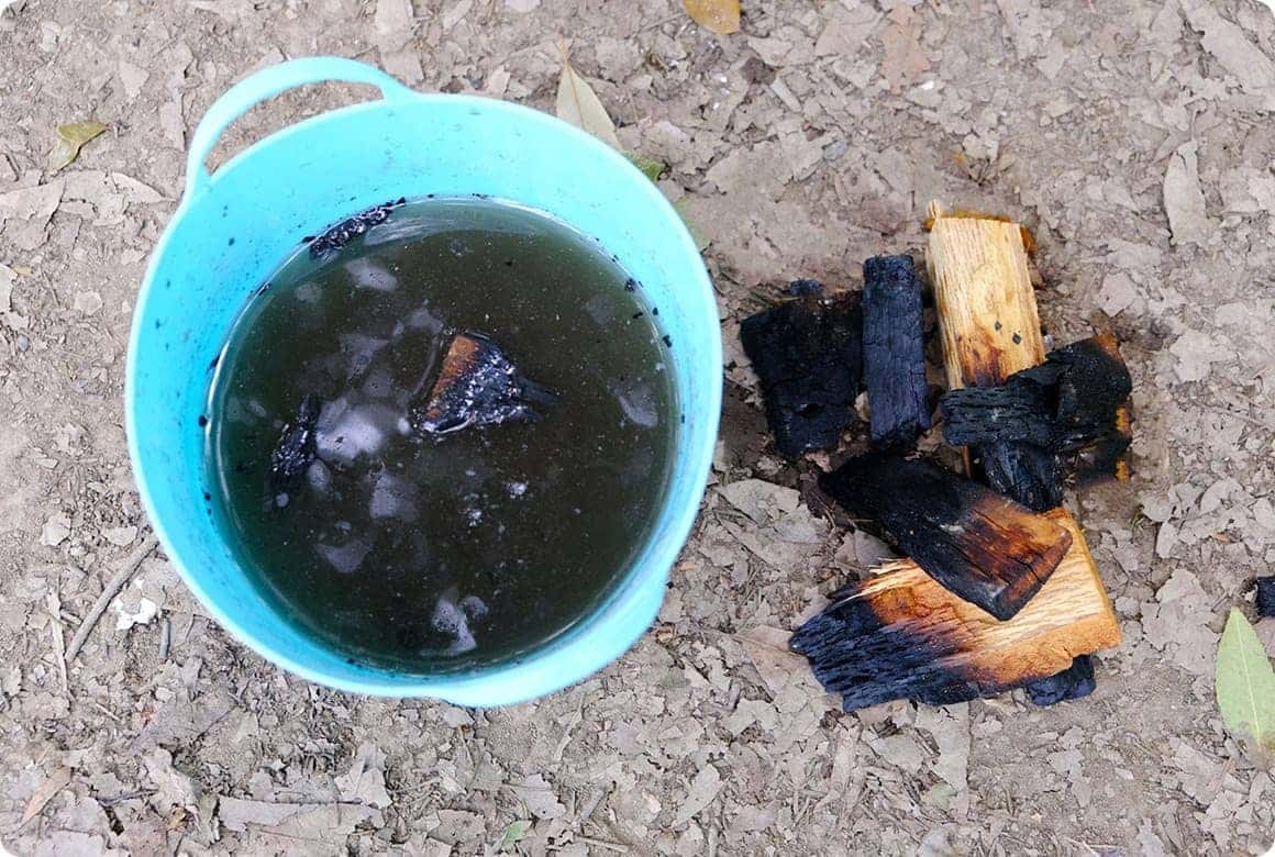 燃えていない木の部分にも水が染みこむまで時間をかけて浸けましょう。