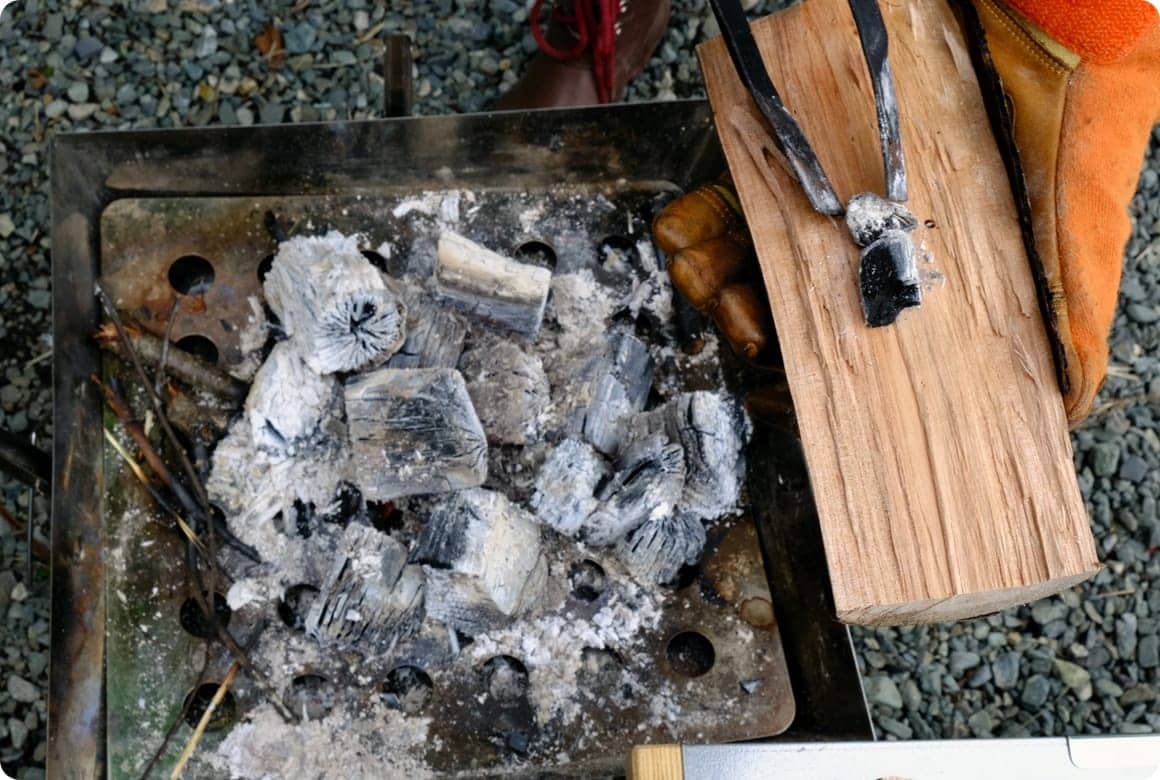 熾きや炭火の熱で木を彫る