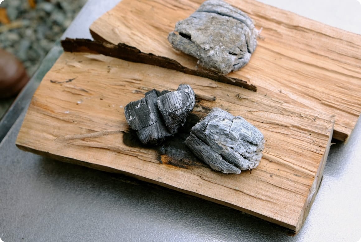 広葉樹なら写真のように大きめの炭や熾きを置いて大丈夫