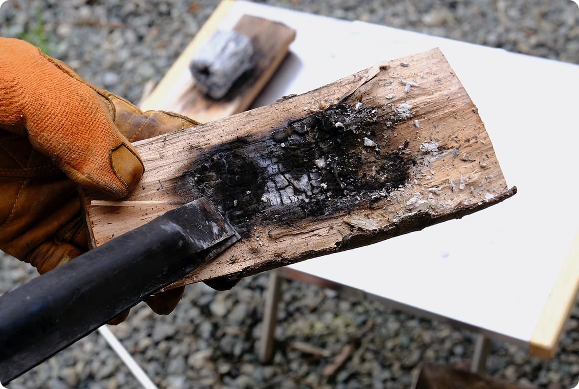 炭化し、もろくなった部分をトングやスプーンなど金属の棒で削り落とします