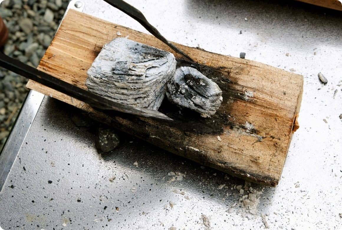 彫りが浅いところに炭・熾きを載せて炭化させる