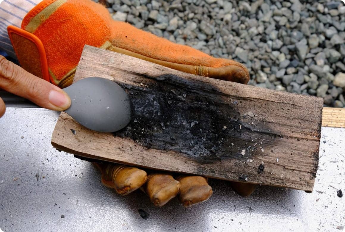 フチが燃え落ちることがないよう、焦らず、炭化していくスピードや方向を見ながら、少しずつ彫り進めます