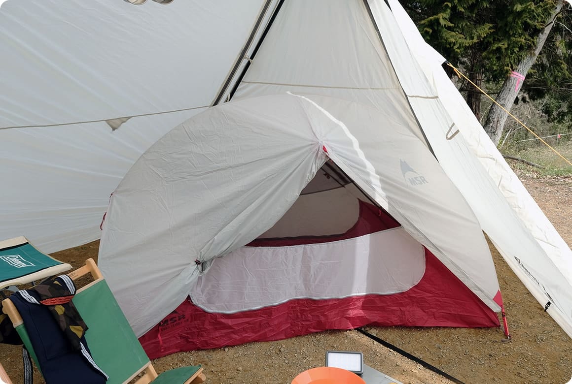 寒い時期は小型テントにもフライシートをかけておくと、外の冷たい風は大きなテント（またはシェルター）が遮断し、さらに小型テントのフライシートとインナーテントの間にあたたかな空気の層が生まれる