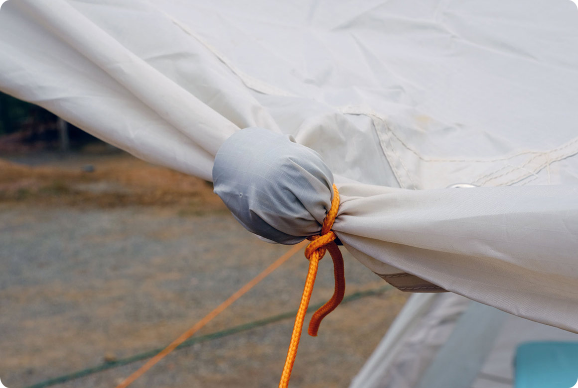 溝を作りたい場所にキャップを包み、張り綱で結びます