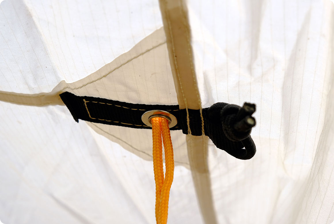 硬い棒を張り綱の輪に通す