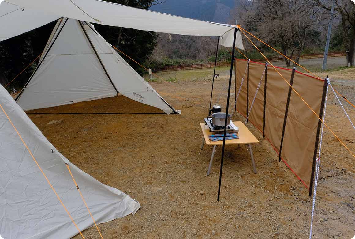 話題の陣幕と組み合わせるという手もあります。陣幕はすべてのポール1本につき、張り綱を2本使います。幕の両側に張り綱を張るのではなく、風上側に張り綱2本を使うとより風に強くなります。