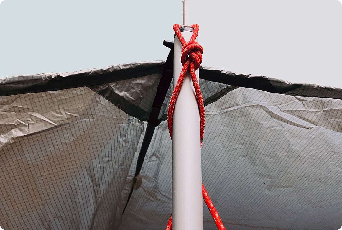 張り綱を増やすのも有効です。メインポール同様、サブポールにも三角形を描くように張り綱を伸ばしましょう。1本で支えるよりも格段に風で揺れにくくなります。