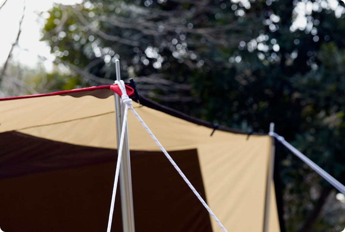 張り綱を増やすのも有効です。メインポール同様、サブポールにも三角形を描くように張り綱を伸ばしましょう。1本で支えるよりも格段に風で揺れにくくなります。