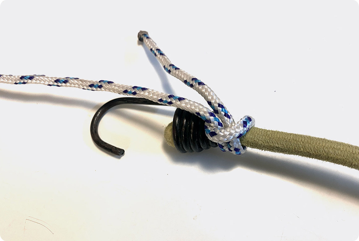 ショックコードを使って衝撃をやわらげる方法もあります。 自転車用の両側がフックになっているものは簡単に張り綱と置き換えられますが、テンションがかかった状態でうっかりフックが外れると、周囲の人を傷つける危険がありますので気をつけてください。 自在金具付きの張り綱とショックコードを「一重つぎ」で結び、ショックコードの反対側は短いロープを同じく「一重つぎ」で結びつけてペグへ。張り綱の間にショックコードをつなぐので、不用意に外れることなく風の力を吸収できます。