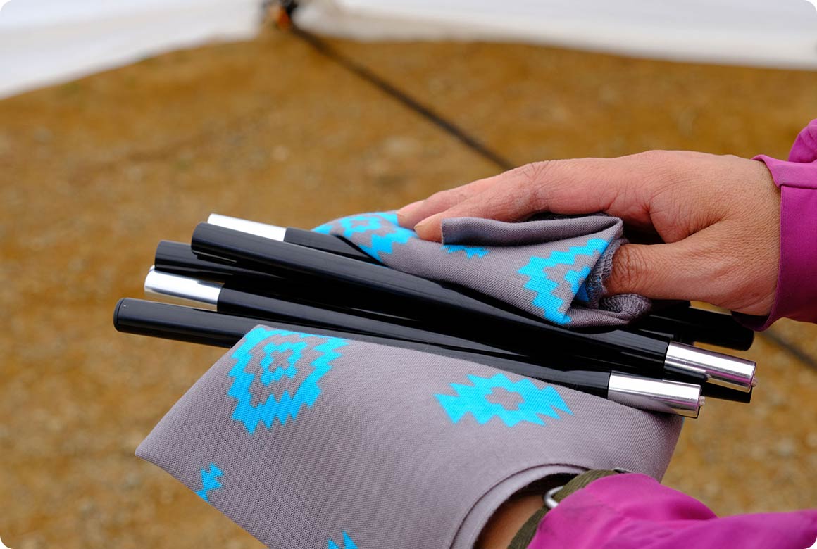 椅子は泥が付着しがちなので、汚れと水分を布で拭き取ってからクルマに積み込みます。ある程度きれいにしておくと、帰ってからは湿気を飛ばすだけでいいので手入れが楽になります。