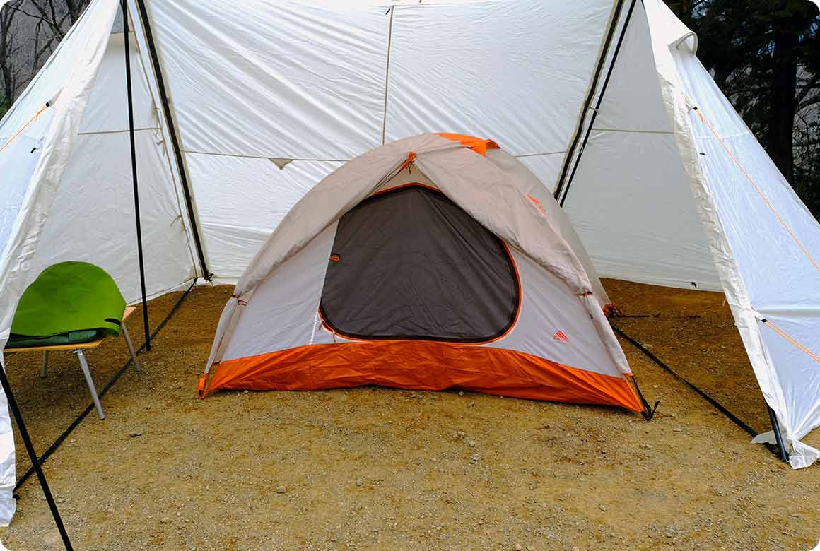 タープの下でテントをたたみます。フライシートは軽く雨を拭き取っておきましょう。 大型テントの場合は、まずは濡れていないインナーテントから先に取り外して片付けます。インナーテントだけを取り外せない場合は、通常通り、フライシート、インナーテントの順番に撤収してOKです。