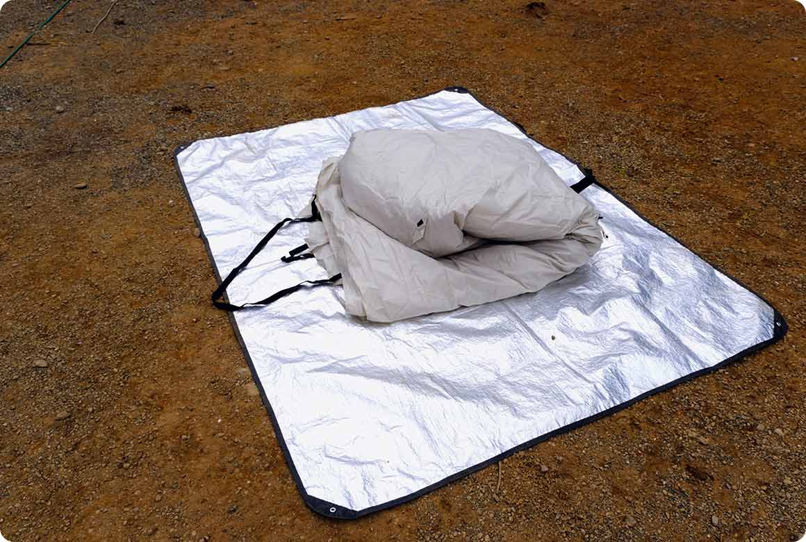 ほかの道具の積み込みが完了したら、最後にタープをたたみます。ずぶ濡れのタープはシートで包むか大きなビニール袋に入れて、先にクルマに積み込んだ乾いた道具を濡らさないようにしましょう。