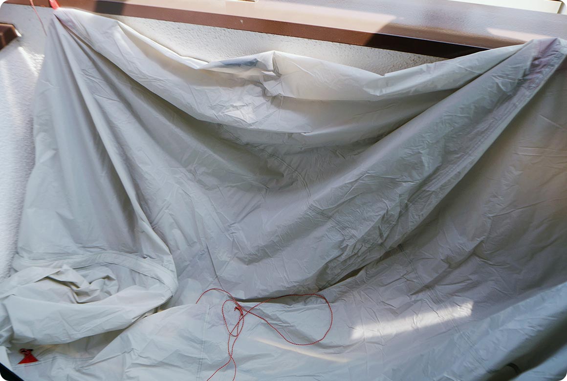 マンションでは、ほとんどの場合でベランダの手すりに干すのはNGです。下の階のベランダに干渉してしまう可能性がありますし、風で飛んでしまったら大変です。規約で定められているところもありますので、確認しましょう。マンションの場合はベランダの内側に、重しを乗せたり、張り綱でくくりつけるなどした上で直置きして、少しずつ乾燥させていきましょう。