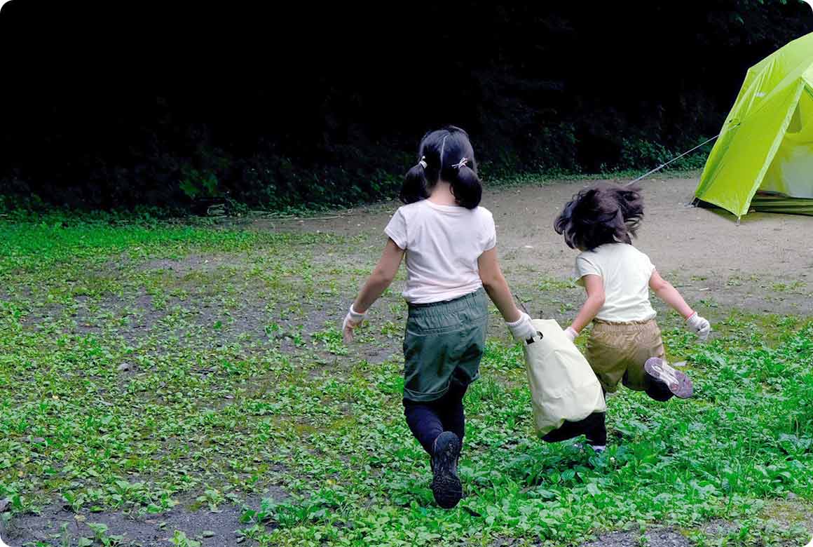 よく燃える、乾燥した薄くてやわらかなものや細い枝を探しに行きます