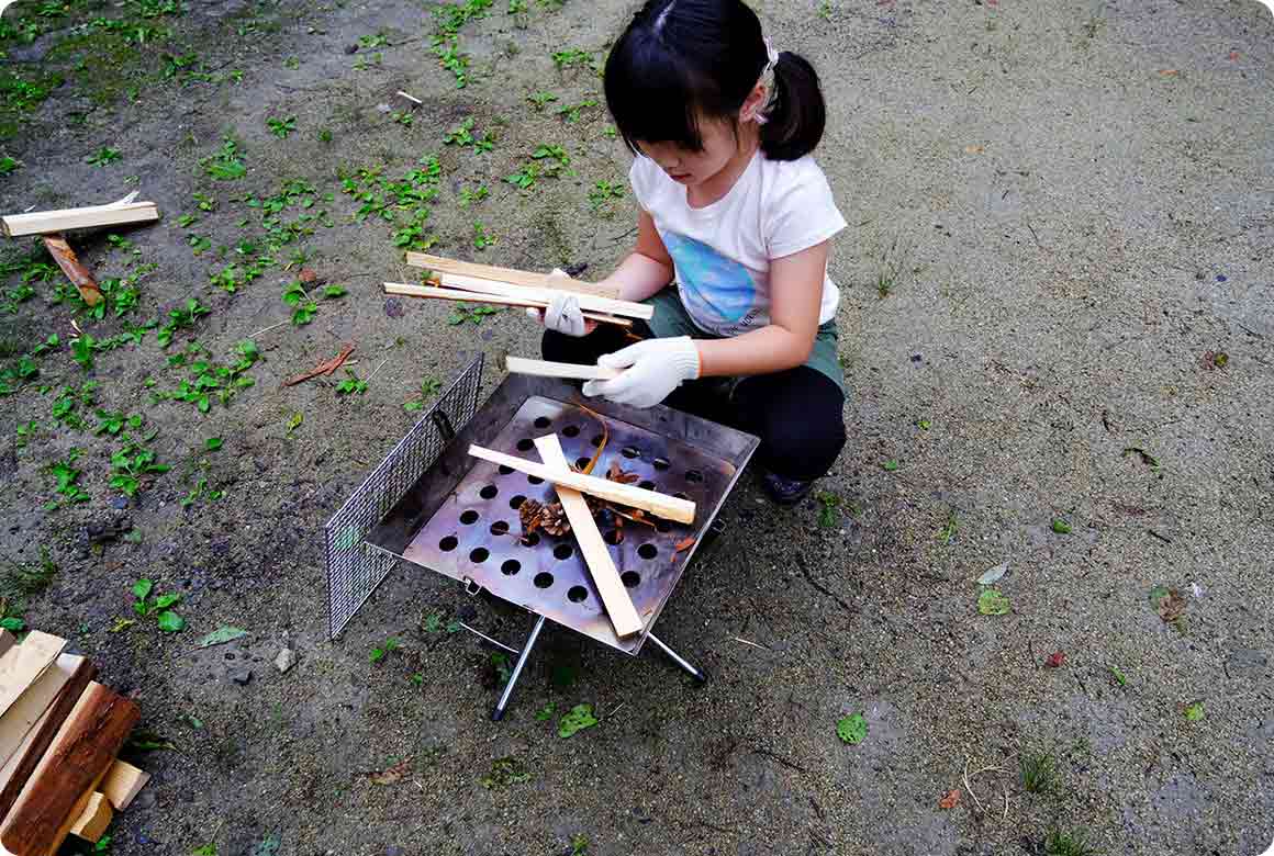 松ぼっくりはよく燃えるので優秀な着火剤